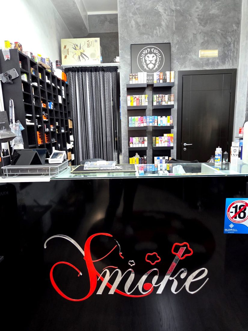 Bancone del negozio XMOKE con logo