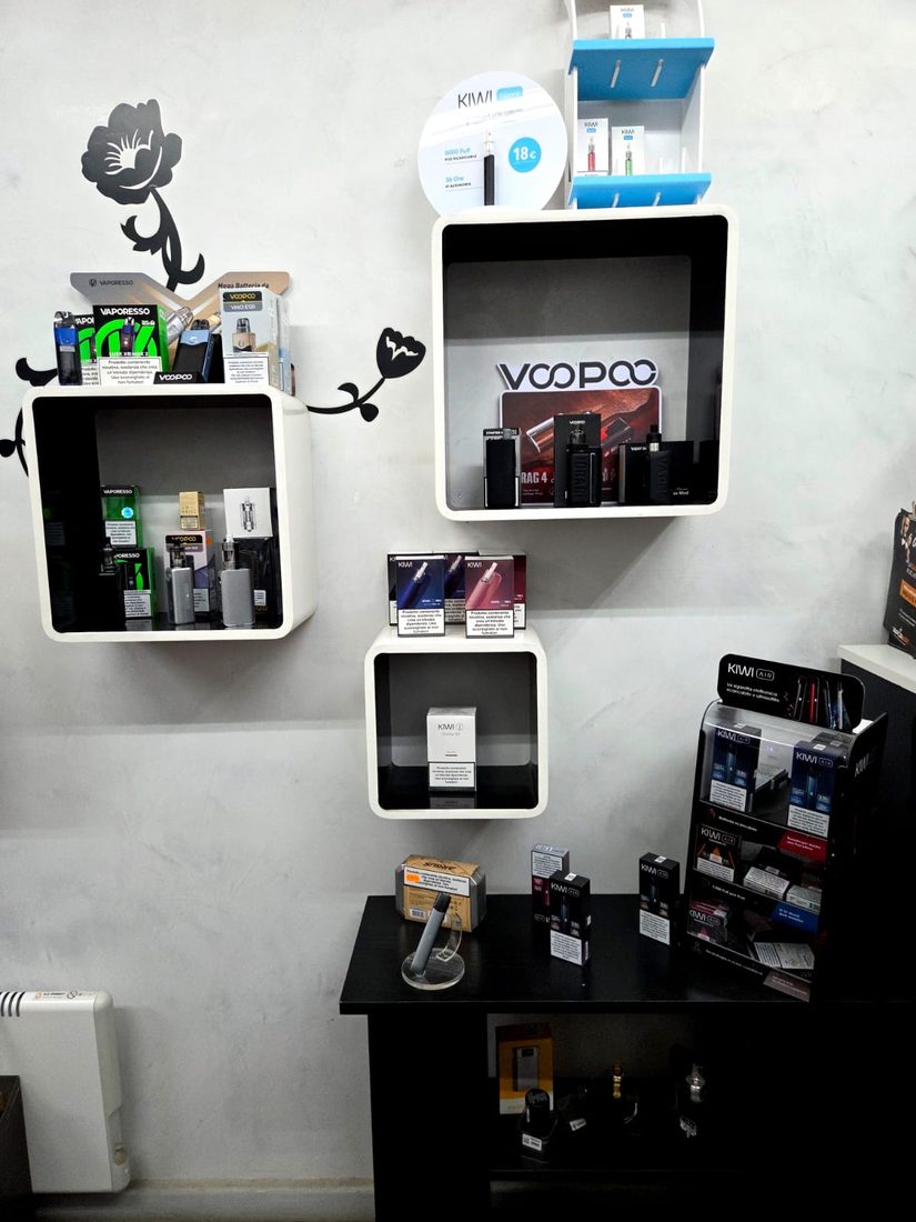 Scaffali prodotti Vaporesso e VooPoo nel negozio XMOKE